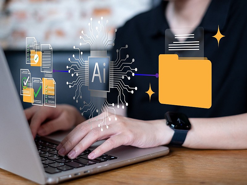 Nutzung von künstlicher Intelligenz zur Verarbeitung und Organisation von Dokumenten am Laptop
